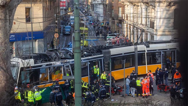 Milan tram derails and slams into a building, killing two people