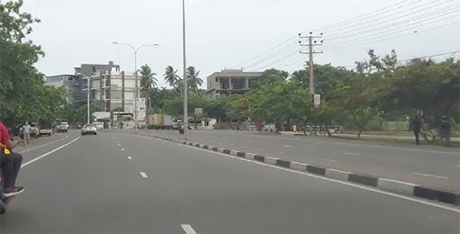 Heavy traffic on Colombo–Piliyandala road after lorry and school van crash