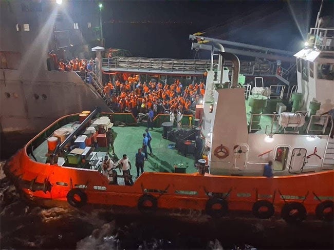 204 crew members of Iranian ship IRIS Bushehr brought to Colombo Port- SL Navy