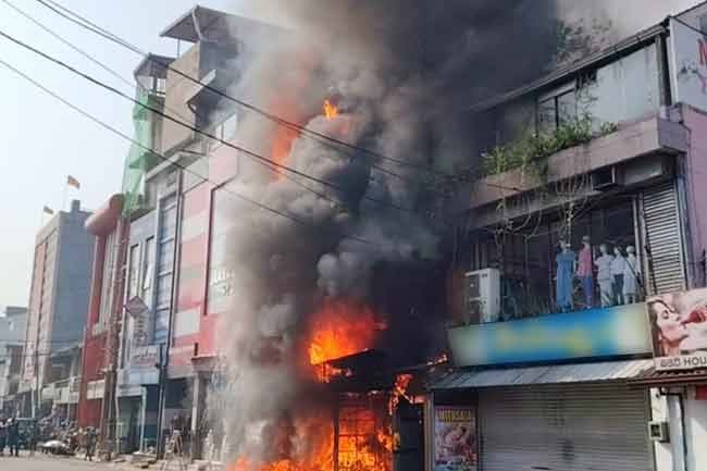 Fire breaks out at shop in Maharagama