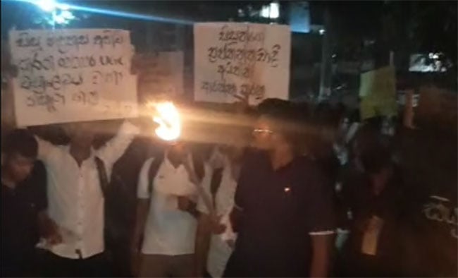 Peradeniya Uni students stage torchlight protest alleging curbs on student freedom