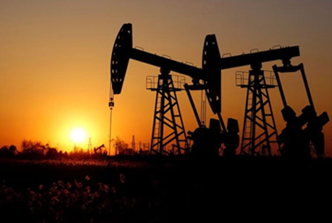 Oil jumps 4% as strikes continue