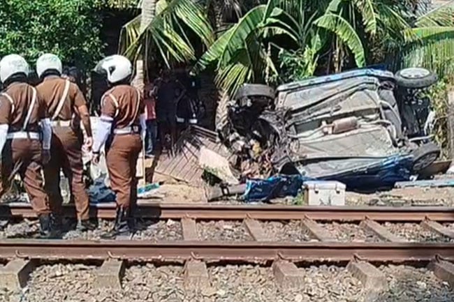 Couple injured in train-car collision at Wadduwa