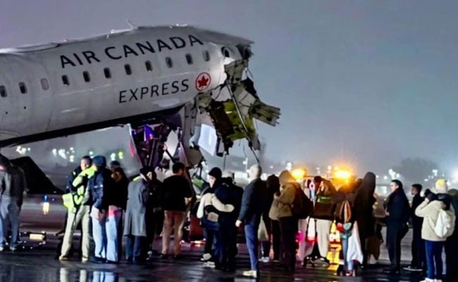 Air Canada Express jet hits ground vehicle, closing New York s LaGuardia airport