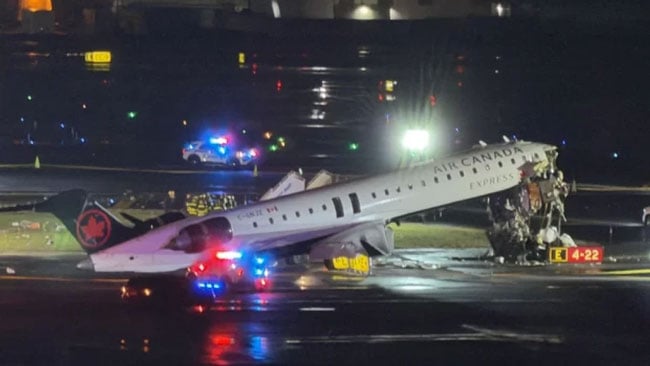 2 dead, 41 injured after plane and firetruck collide at LaGuardia Airport