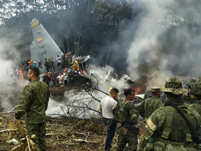 Colombian military plane carrying more than 100 troops crashes on takeoff