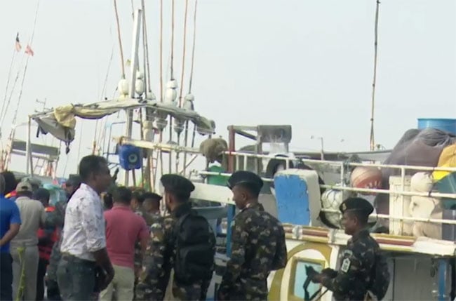 Vessel suspected of carrying narcotics intercepted by Navy brought to Dikkowita Harbour