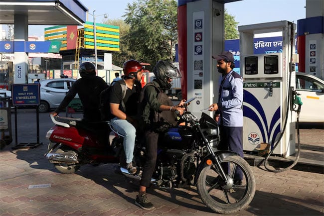 India makes first Iranian oil buy in seven years with no payment problems