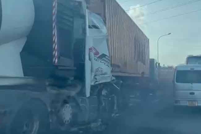 One killed in truck-container collision on Southern Expressway