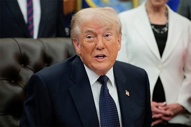 Trump threatens bombing if Iran doesn t reopen strait amid report of deal to end war