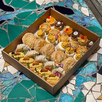 Green Cabin Friends Platter (30 Pcs) Buy Green Cabin Online for specialGifts