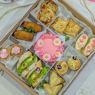 Green Cabin Mother`s Day Celebration Platter - Limited Edition Buy Green Cabin Online for specialGifts